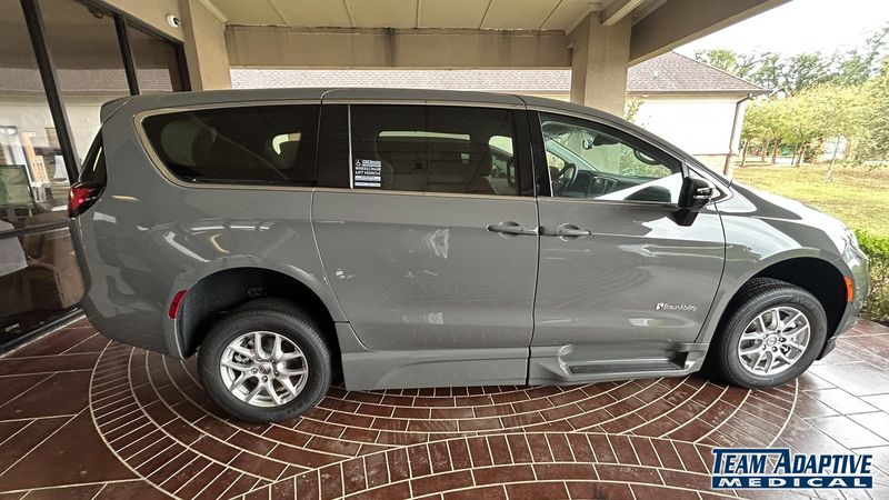 Chrysler Pacifica Image